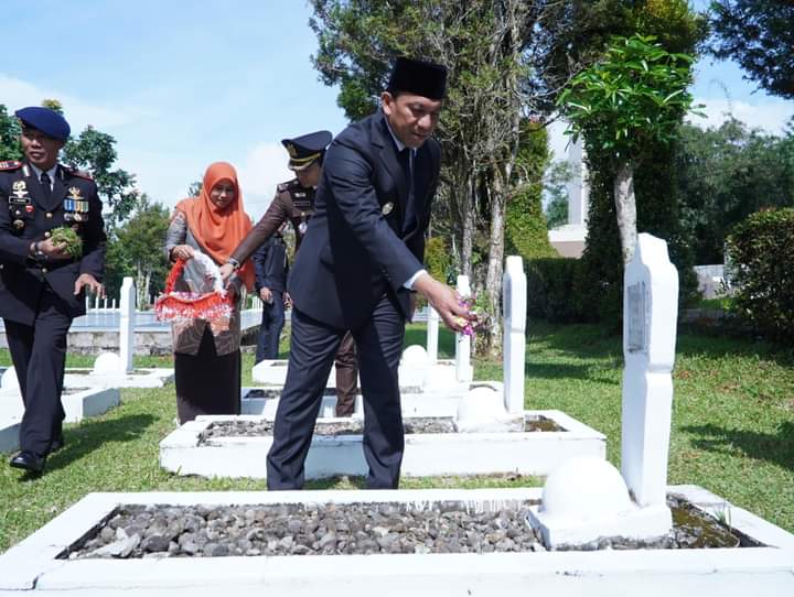 Pj Wako Sonny BP saat lakukan tabur bunga di Makam Para Pahlawan Bangsa, Jumat (10/11/2023) di Peringatan Hari Pahlawan ke 78